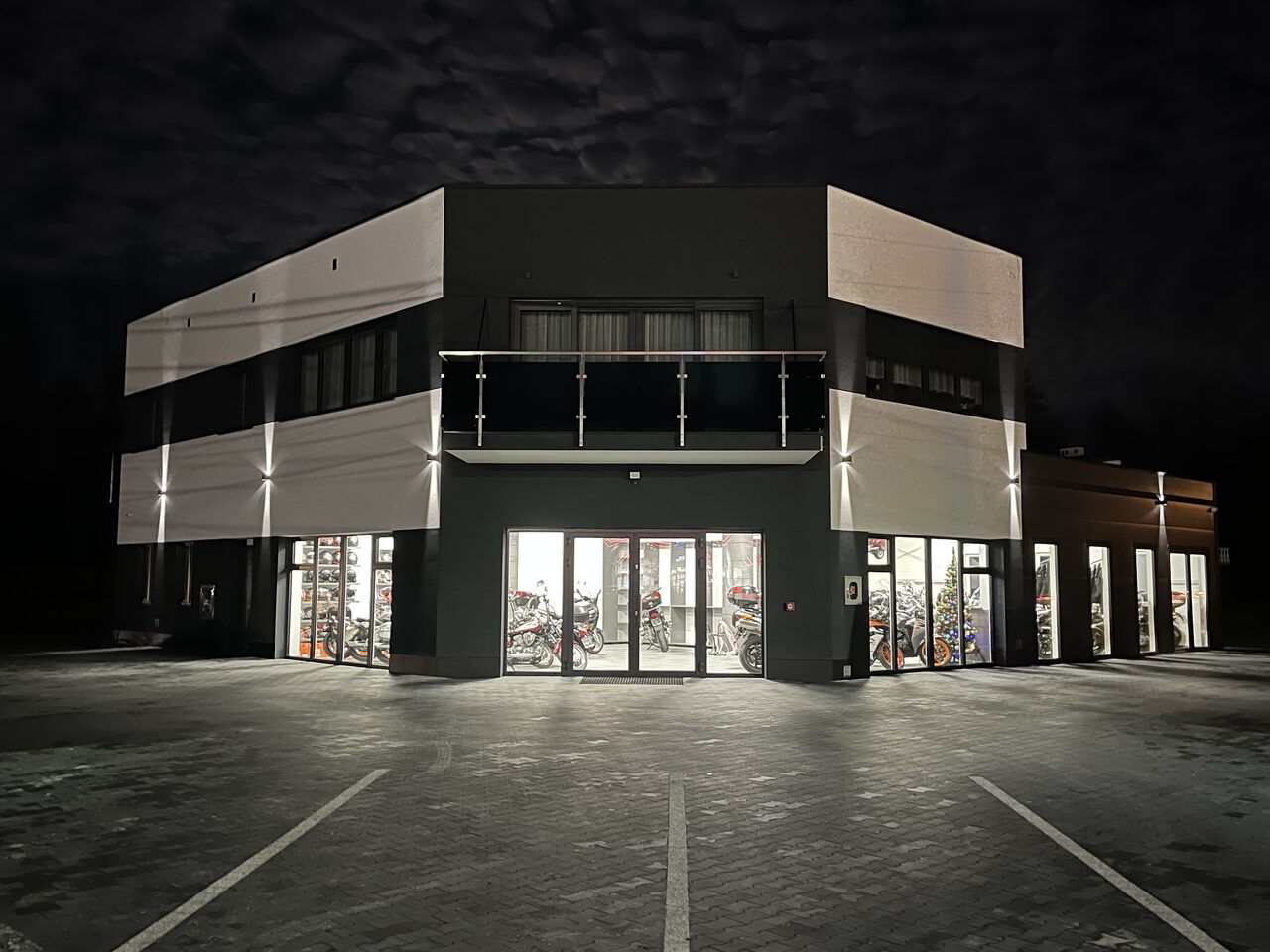 Współczesny budynek HUM w Skrzyszowie sfotografowany nocą.