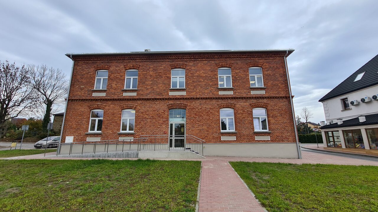Boczna elewacja budynku poczty w Łużnej po przebudowie.